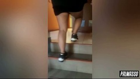 Mi estudiante aplicado me convenció para hacer video porno casero mientras chupo su verga y coge mi culo; me graba.
